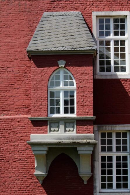 Spitzbogenfenster in einem älteren Gebäude.