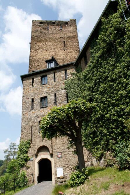 Eine Burg mit Fenstern.