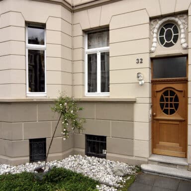 Haustür und Fenster in einem Wohnhaus.